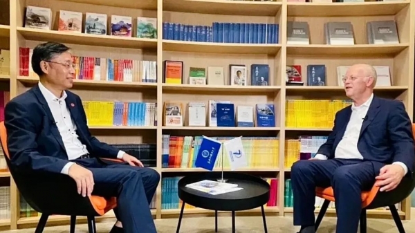 德前国防部长鲁道夫沙尔平看待中国要纵观全局