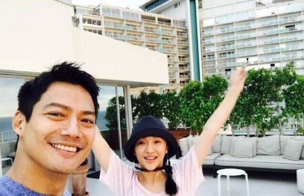 周迅前夫疑官宣恋情！晒与年轻美女亲密合照，女方圈外人气质佳