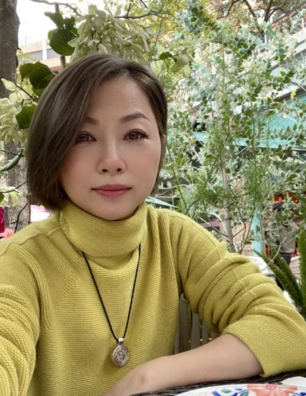 港星刘玉翠晒公园跳舞视频定居广州在街头热舞被指撞脸董卿3