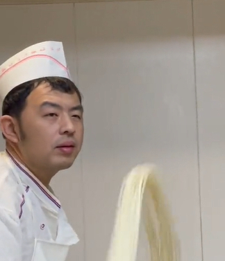 鞍山抻面小哥酷似雷佳音走红没有血缘关系我头围60比他小一号