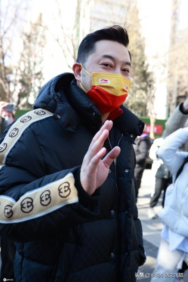 2022央视春晚第四次大联排 沙溢戴红黄配色口罩现身