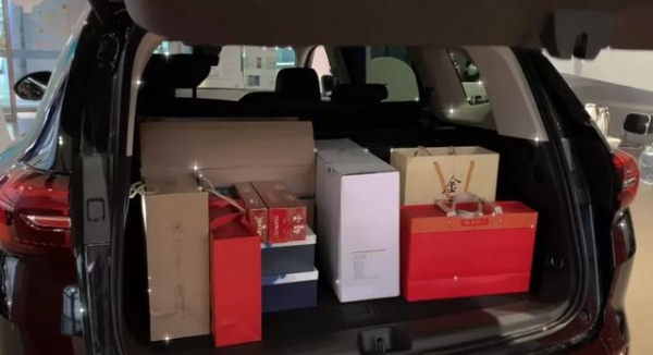 春节回家后备箱年货大赏胡辣汤料香油豆酱他们春节没到家就想好返程带