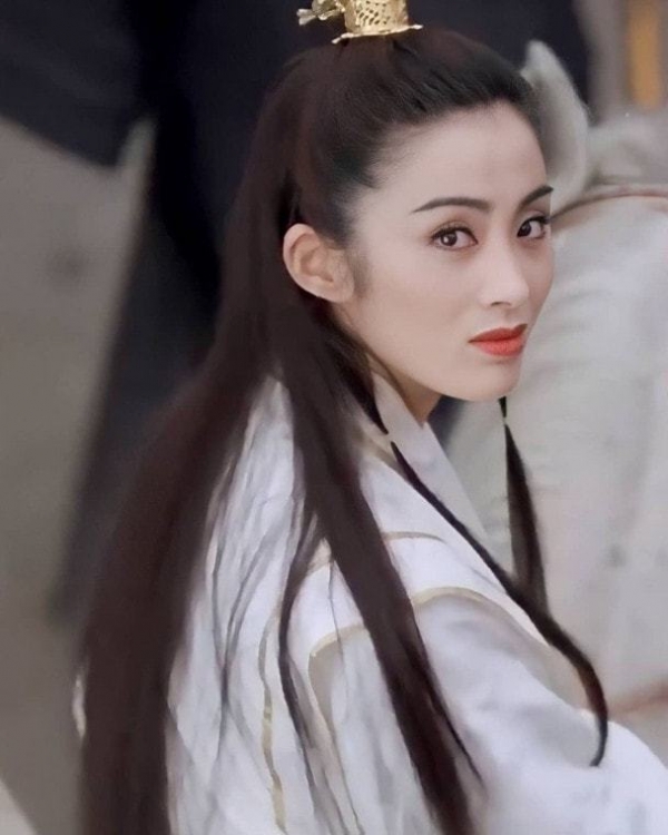 1月30日,据港媒报道,一代女神张敏日前再扮29年前经典角色"赵敏,引来