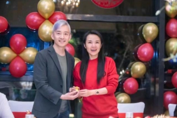 主持人管彤晒照庆祝结婚10周年52岁老搭档亚宁惊喜现身