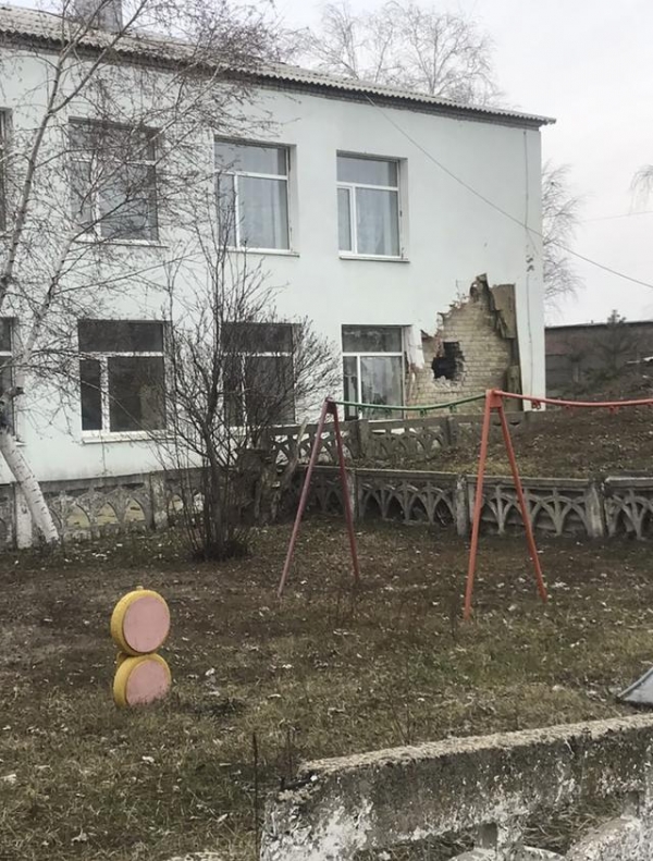 乌克兰东部一幼儿园被炮弹击中致2人受伤