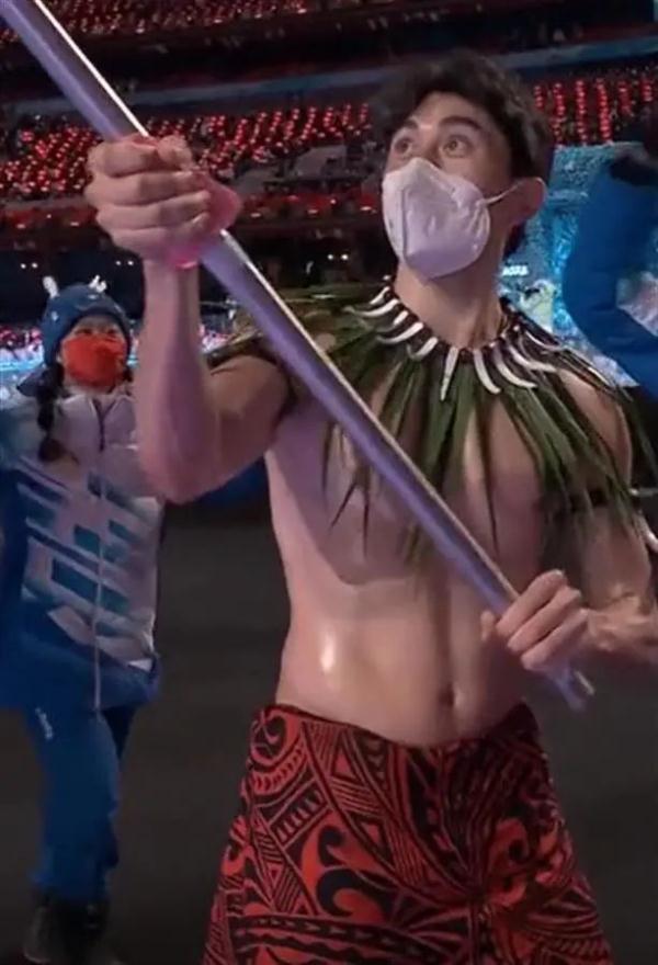 赤膊小哥再现闭幕式网友腹肌吃没了2