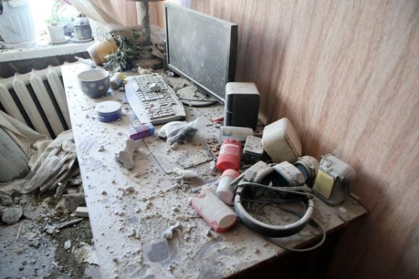 乌克兰哈尔科夫市遭空袭 民众避难房屋受损