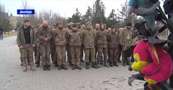 俄媒：乌克兰投降士兵被押送到顿涅茨克遇难儿童纪念碑前反省