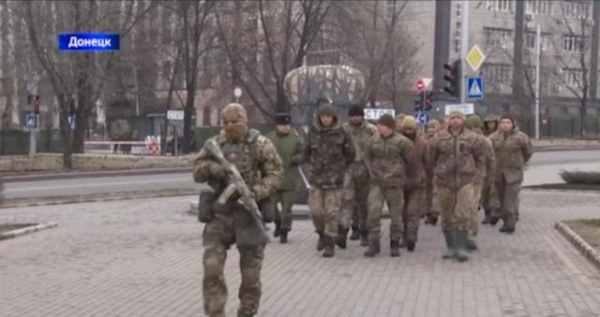 俄媒：乌克兰投降士兵被押送到顿涅茨克遇难儿童纪念碑前反省
