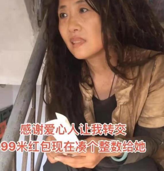 女流浪汉在深圳街头流浪气质与众人不同据悉之前是一名女强人