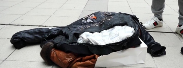 一撕就破贵阳男子花两千元买的皮衣薄得像纸当着商家的面当场手撕起来