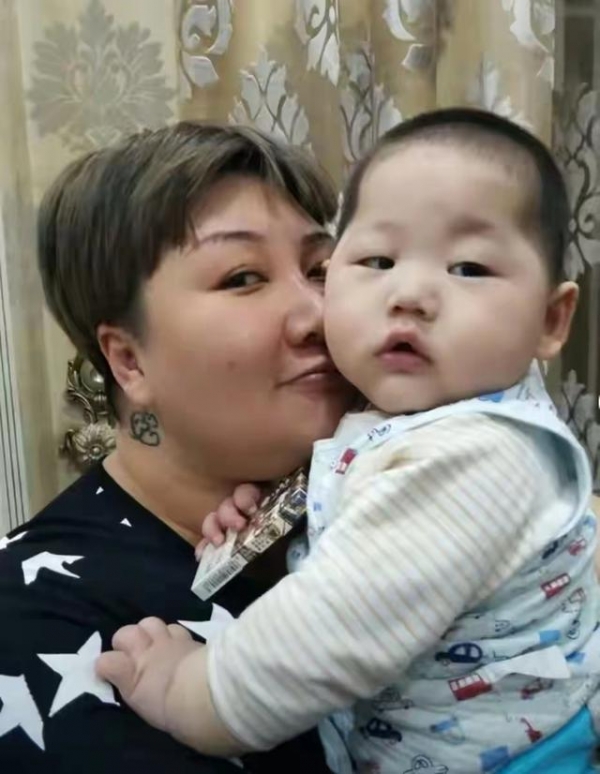 郭德纲7岁小儿子郭汾瑒近照曝光手腕胖到卡金镯肚皮圆滚五官神似妈