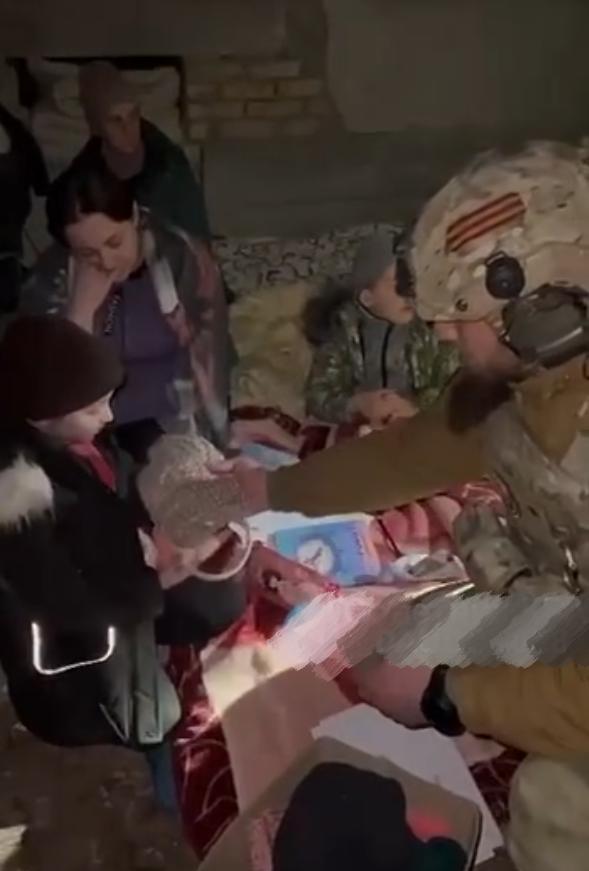 乌克兰女孩受伤痛得直呻吟车臣特种部队开道护送小心抬担架转移3