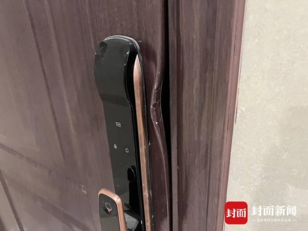 多位业主迟迟不敢住新房门锁被撬门上被喷还钱