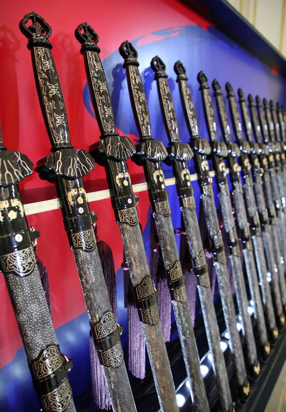 文在寅向韩国准将授予三精剑口罩上写汉字杀身成仁2