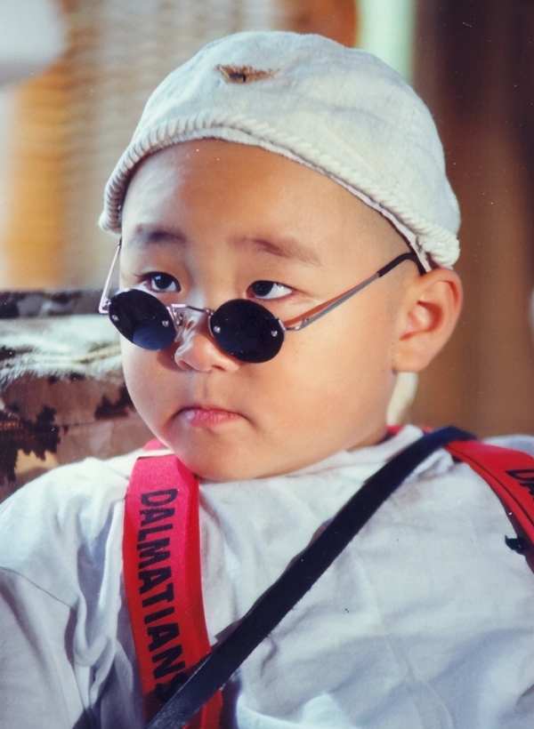 童星郝劭文求婚视频曝光!手举戒指跪地上,女方身形娇小纹身抢眼