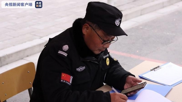 河北大学保安大叔路灯下背单词走红网友有梦想谁都了不起