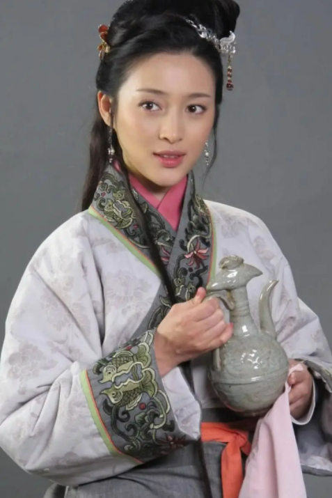 潘金莲甘婷婷拍性感照紧身皮裤勒出细腰92斤减肥饿到手抖