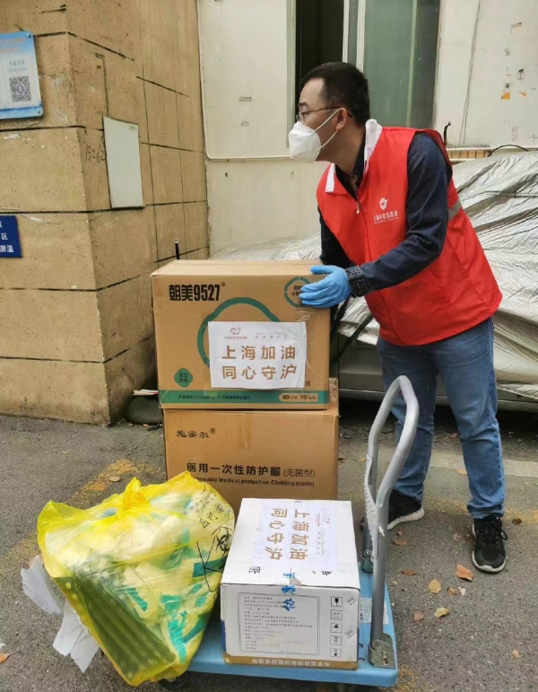 黄晓明为上海捐赠防疫物资，现在又捐米面油，对上海的感情不一般