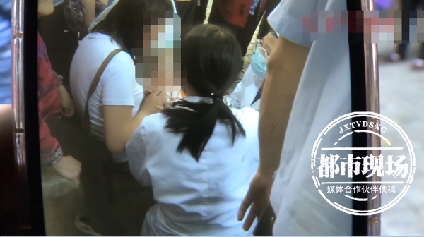 重庆一小区垃圾桶内发现半岁婴儿，脸上全是牙齿印