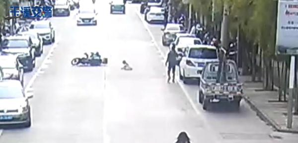 惊险！5岁女童跑入机动车道被撞，交警：监护人全责