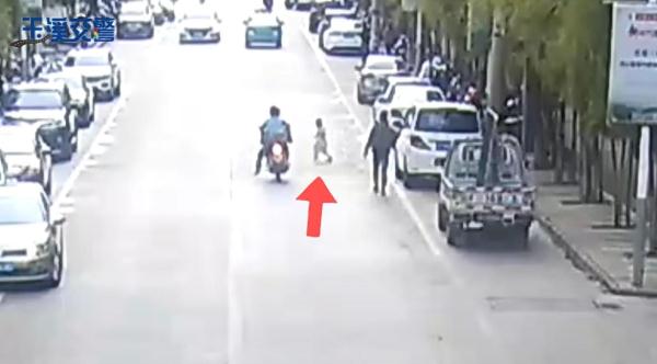 惊险！5岁女童跑入机动车道被撞，交警：监护人全责