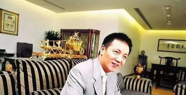 周正毅还拥有上海第一台法拉利,车子买来,他也不开,就停在"阿毛炖品"