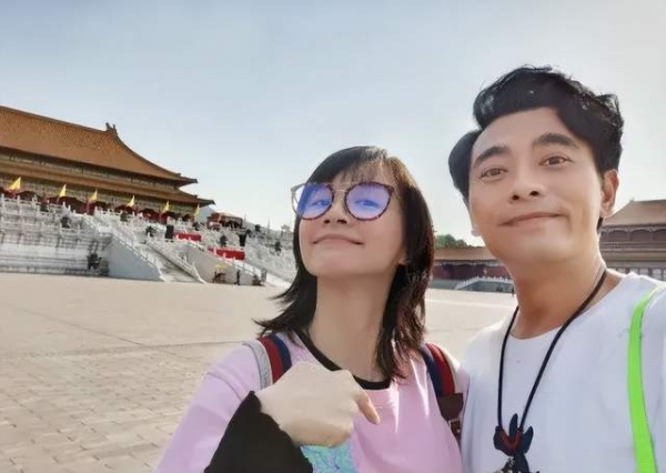 章龄之在自己的社交账号上晒出结婚证表白老公,陈龙则甜蜜回应,一句:"