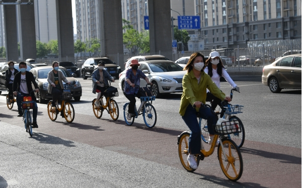 地铁公交出行受限，节后北京首个早高峰骑行热度高