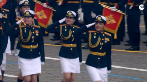 俄女兵方队微笑亮相胜利日阅兵：昂首阔步受阅《喀秋莎》响起