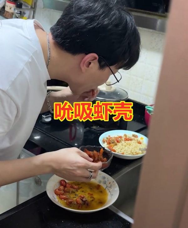 男子用嘴给女友剥虾,女子纠结吃不吃,网友:接吻不也是一嘴口水