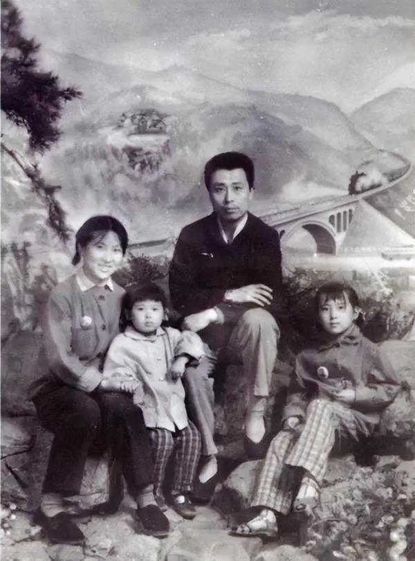 陈晓旭1965年10月29日出生于辽宁省鞍山市,父亲陈强毕业于中国戏曲