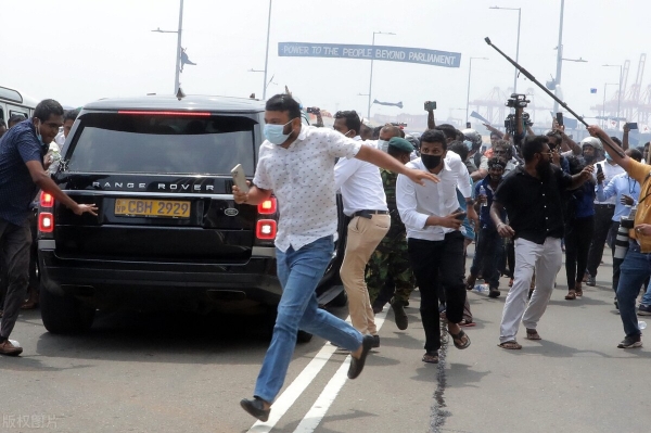 斯里兰卡骚乱不寻常！亲兄弟任总统总理的第一家族为何众叛亲离？