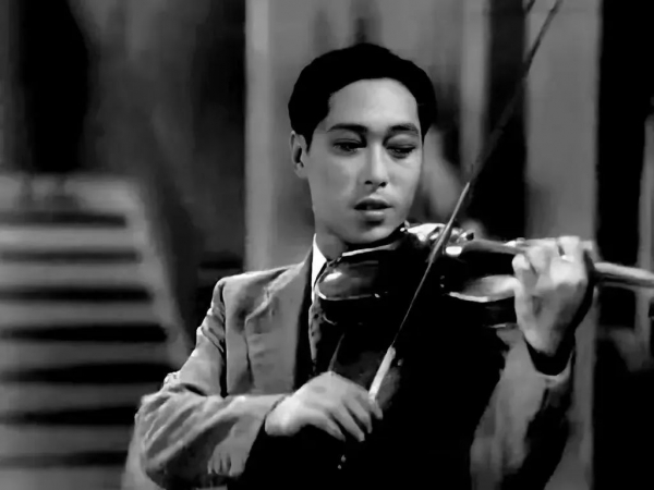 秦怡第一任丈夫叫陈天国,大她10岁,是当时重庆电影制片厂的第一帅哥.