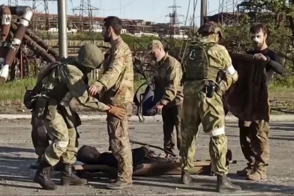亚速钢铁厂乌军投降：队伍中有女兵，俄军检查其随身物品送上大巴