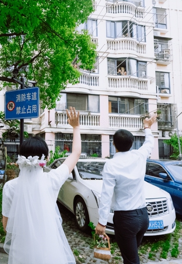 上海小区“封闭式”婚礼：三千多邻居围观，西兰花做捧花