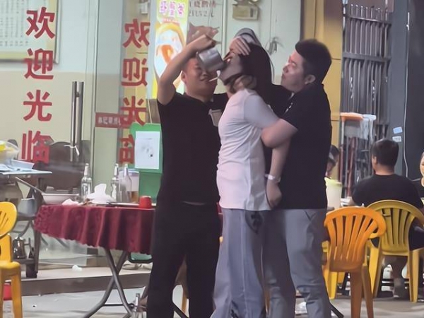 女子同好友吃饭席间遭要求灌酒灌酒姿势看笑网友