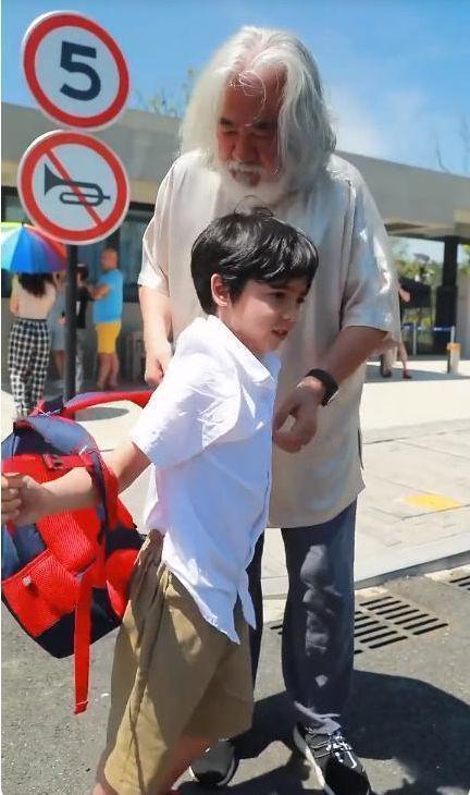 张纪中首次公开混血儿子身世透露马丁是杜星霖所生引网友热议