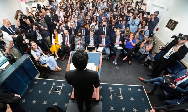 防弹少年团在白宫新闻办公室演讲，韩媒：记者对世界级明星很感兴趣