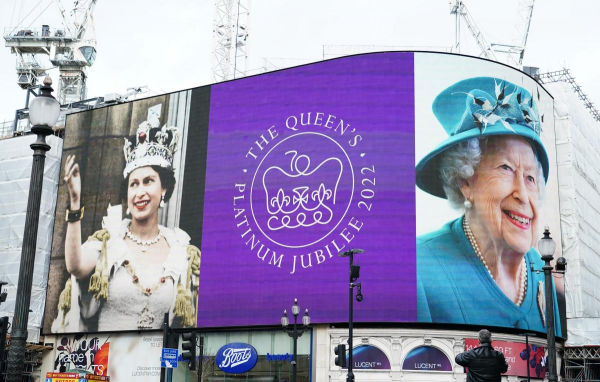 英女王在位70年，今日庆典开始！这些年她如何度过危机？