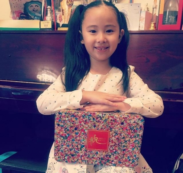 港姐郭羡妮10岁女儿正式出道导演盛赞其不怯场颜值不输妈妈