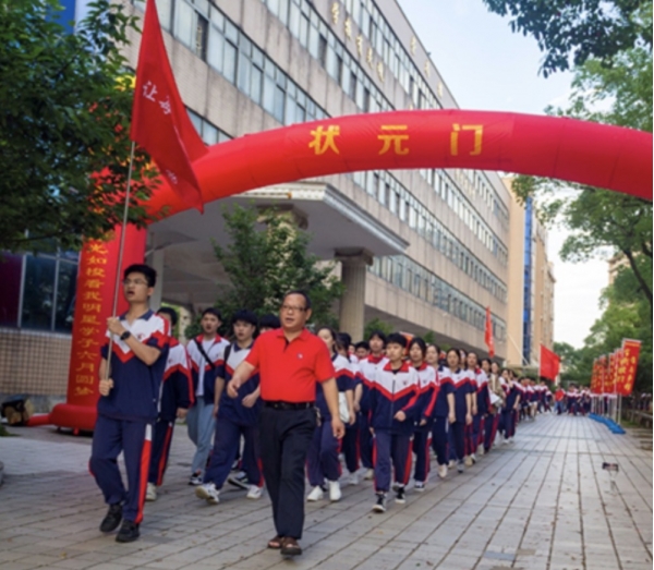 助力高考，鄭州一高中男女老師拼了！考前組團穿旗袍，為學生減壓