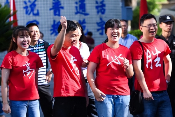 助力高考，鄭州一高中男女老師拼了！考前組團穿旗袍，為學生減壓