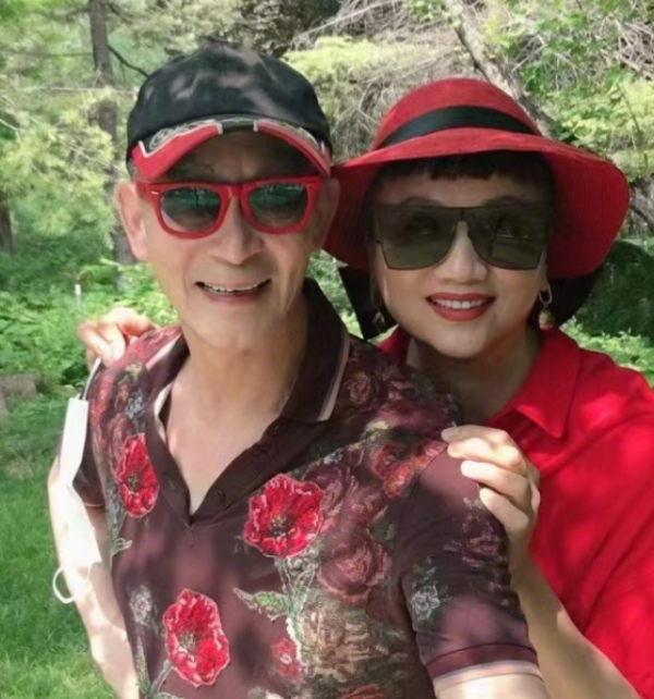 63岁六小龄童晒与妻子于虹的新照夫妻俩结婚34年生有一个女儿