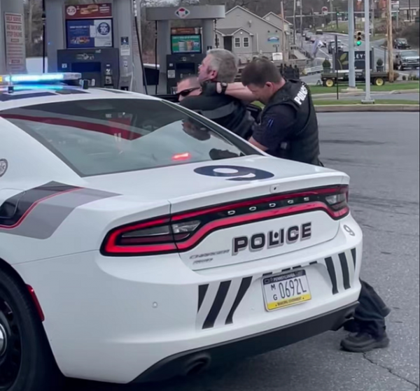 斯基正式受到刑事指控,他被控犯有一系列罪行,包括拒捕,扰乱治安,骚扰