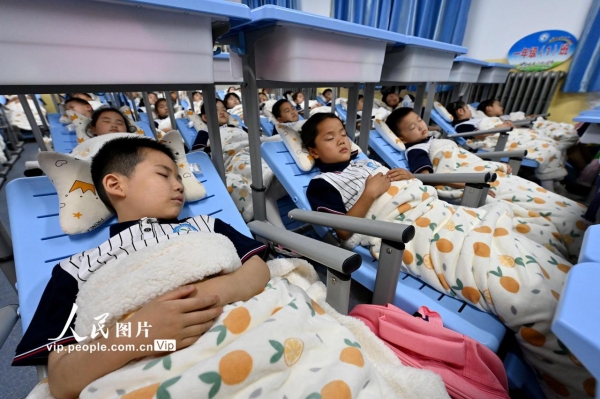 河北邯郸一小学引入“午休课桌椅”&nbsp;学生午休从“趴睡”变“躺睡”