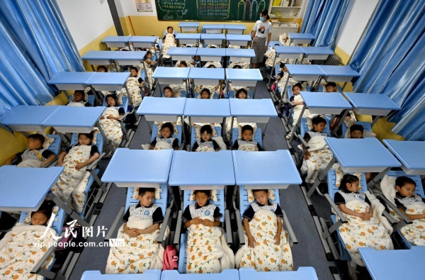 河北邯郸一小学引入“午休课桌椅”&nbsp;学生午休从“趴睡”变“躺睡”