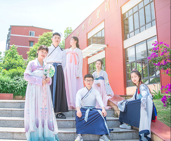 高校男生拒绝博士帽身着汉服拍毕业照这身行头不简单啊3