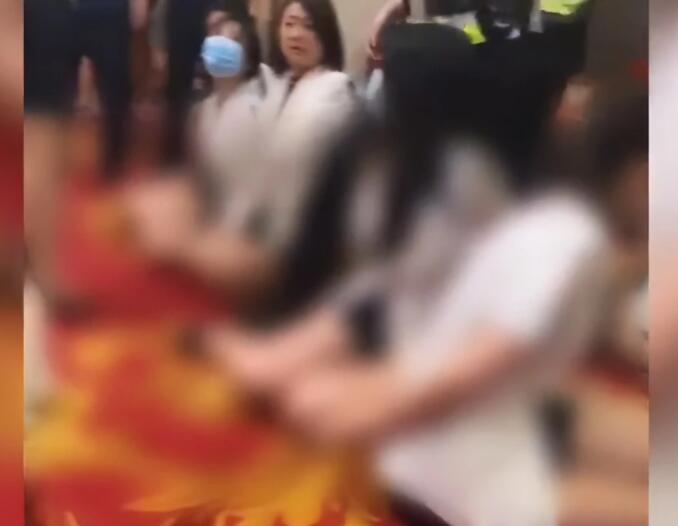 扫黄现场10余名女子被反绑坐地清一色身着小短裙画面辣眼