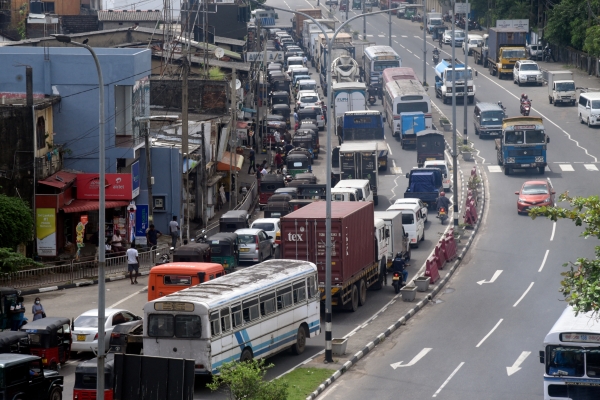 6月20日一早,孙鹏来到科伦坡政府大楼东侧的某处加油站给汽车加油.
